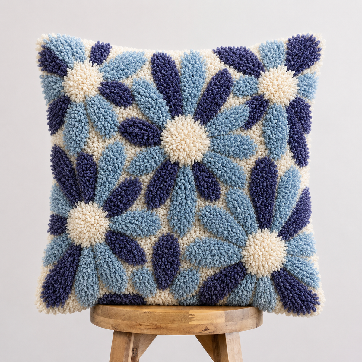 Latch-Hook-Kissen mit Blumenmotiv