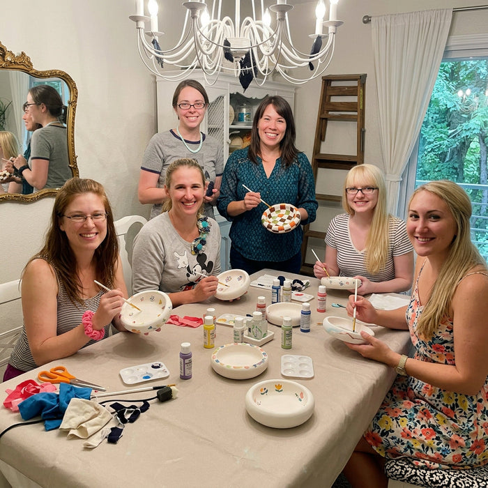 Wesenberg Keramik Atelier - Gruppe bemalt Keramik am Tisch